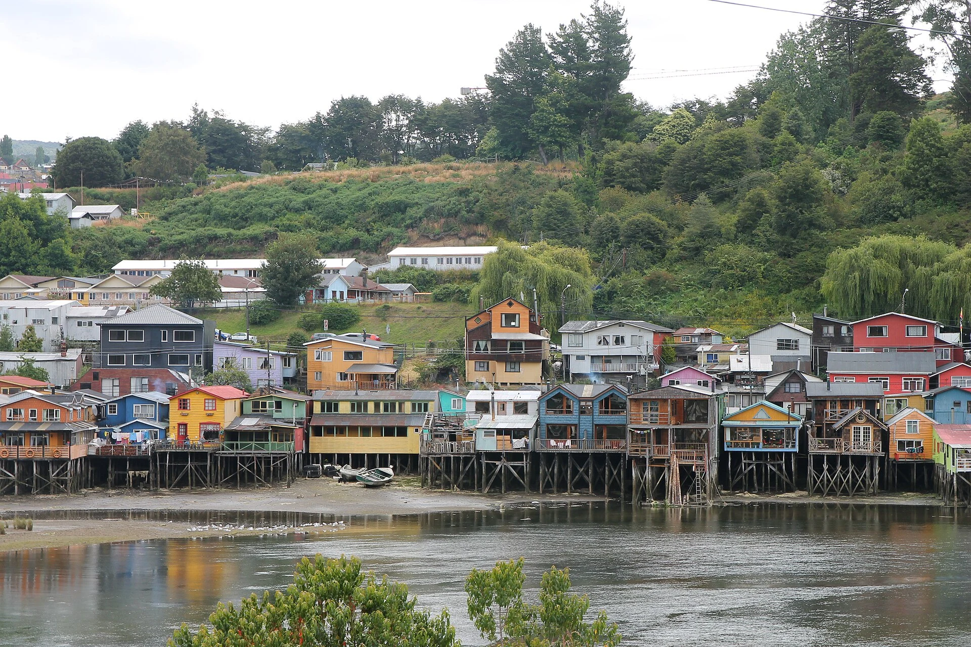 Palafitos de madera de colores junto al agua en Castro, Chiloé